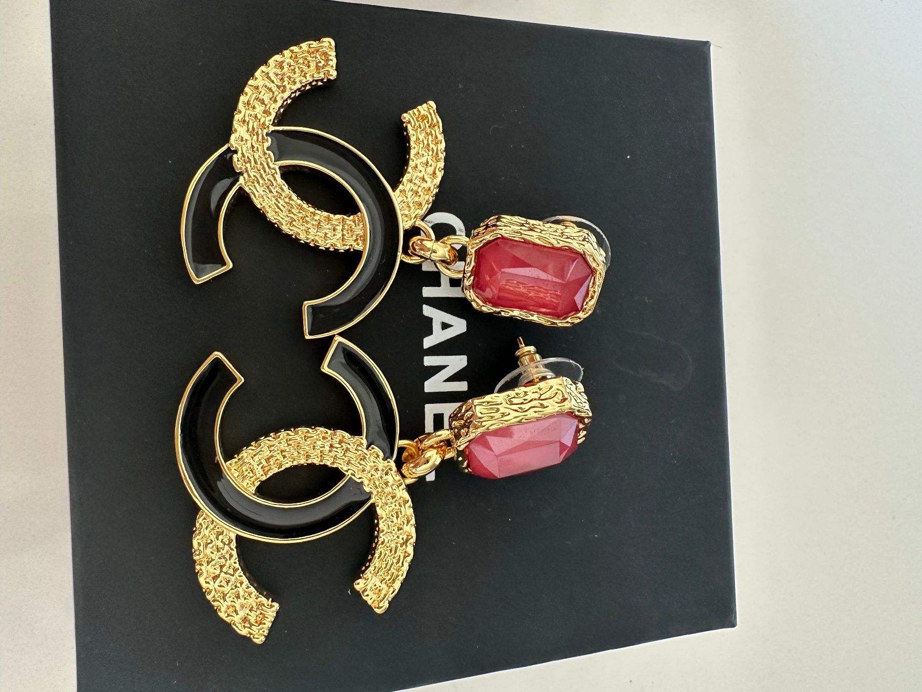 Chanel Orecchini pendenti & Orecchini a lobo: Chanel Ohrringe mit rotem Stein – Usato da Steinmaur venduto da regenbogen052 3