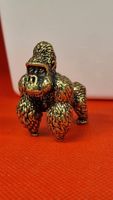 Coole Deko-Figur: Gorilla aus Metall, goldfarben.