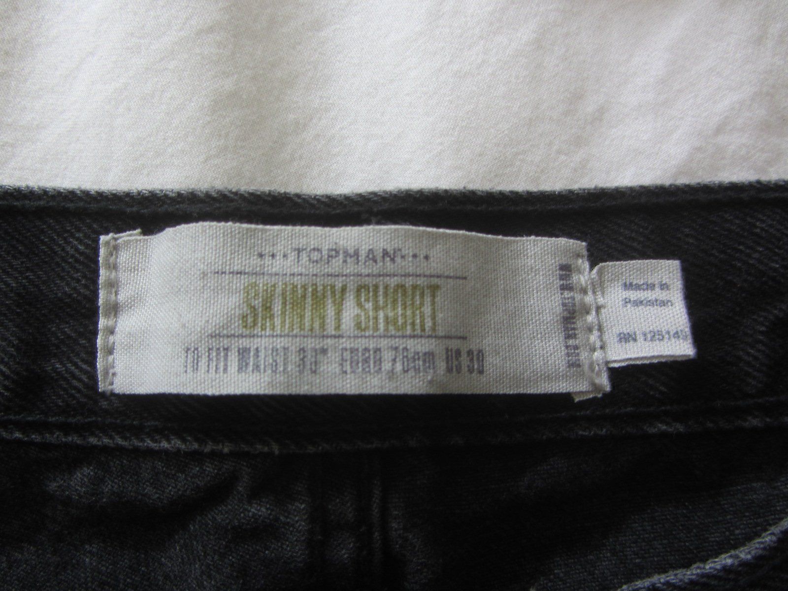 Jeans: TOPMAN - Jeansshorts schwarz 30 – Usato da Zürich venduto da Diazaio 2