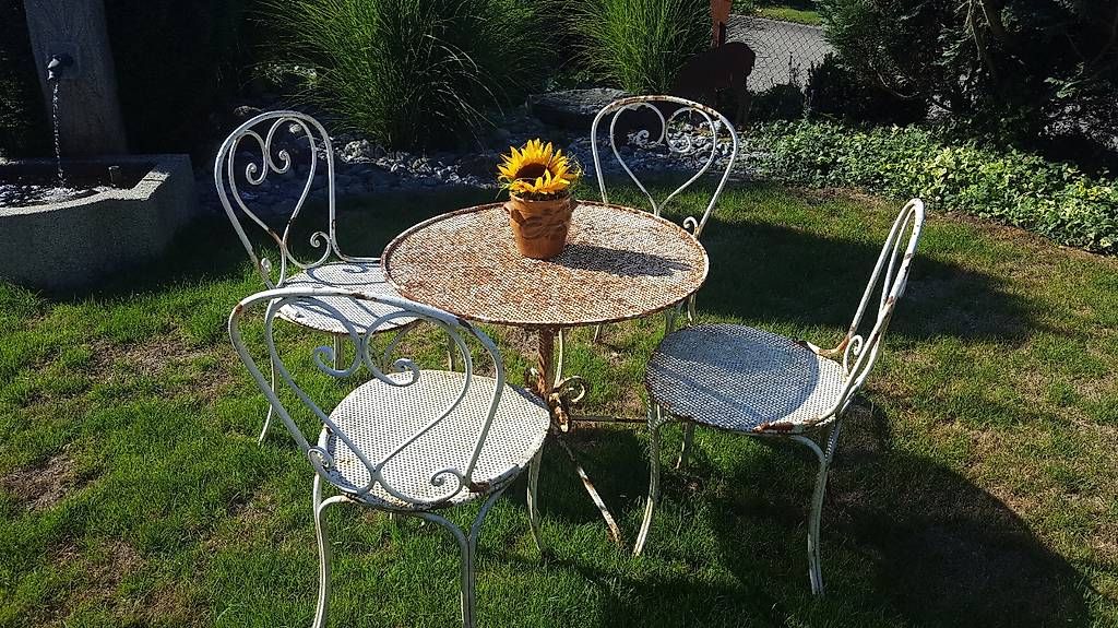 Set di tavolo e panche: Bistro Tisch mit Stühlen shabby chic – Usato da Frauenfeld venduto da Elli7
