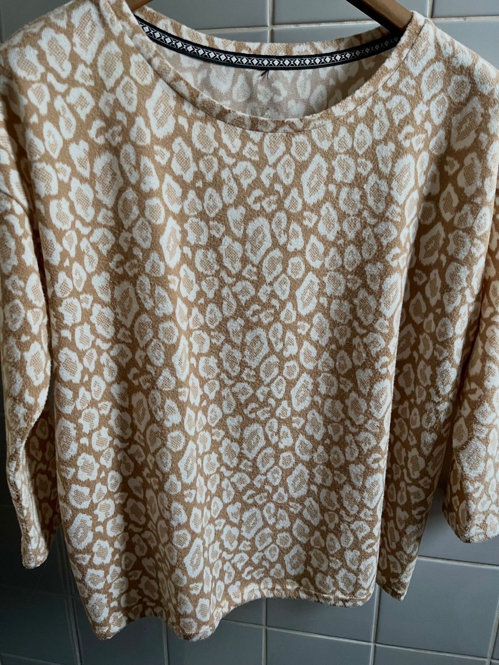 Lotti di vestiti: Set: 4 verschiedene Shirt/Pullover, gemustert, Grösse: M-L – Usato da Adliswil venduto da eri.40 1