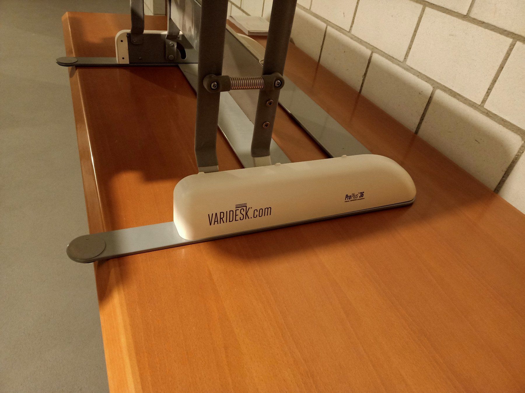 Scrivanie: Varidesk Stehpult Aufsatz – Usato da Unterentfelden venduto da Suomea 1