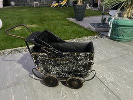 Antiker Kinderwagen mit Dach