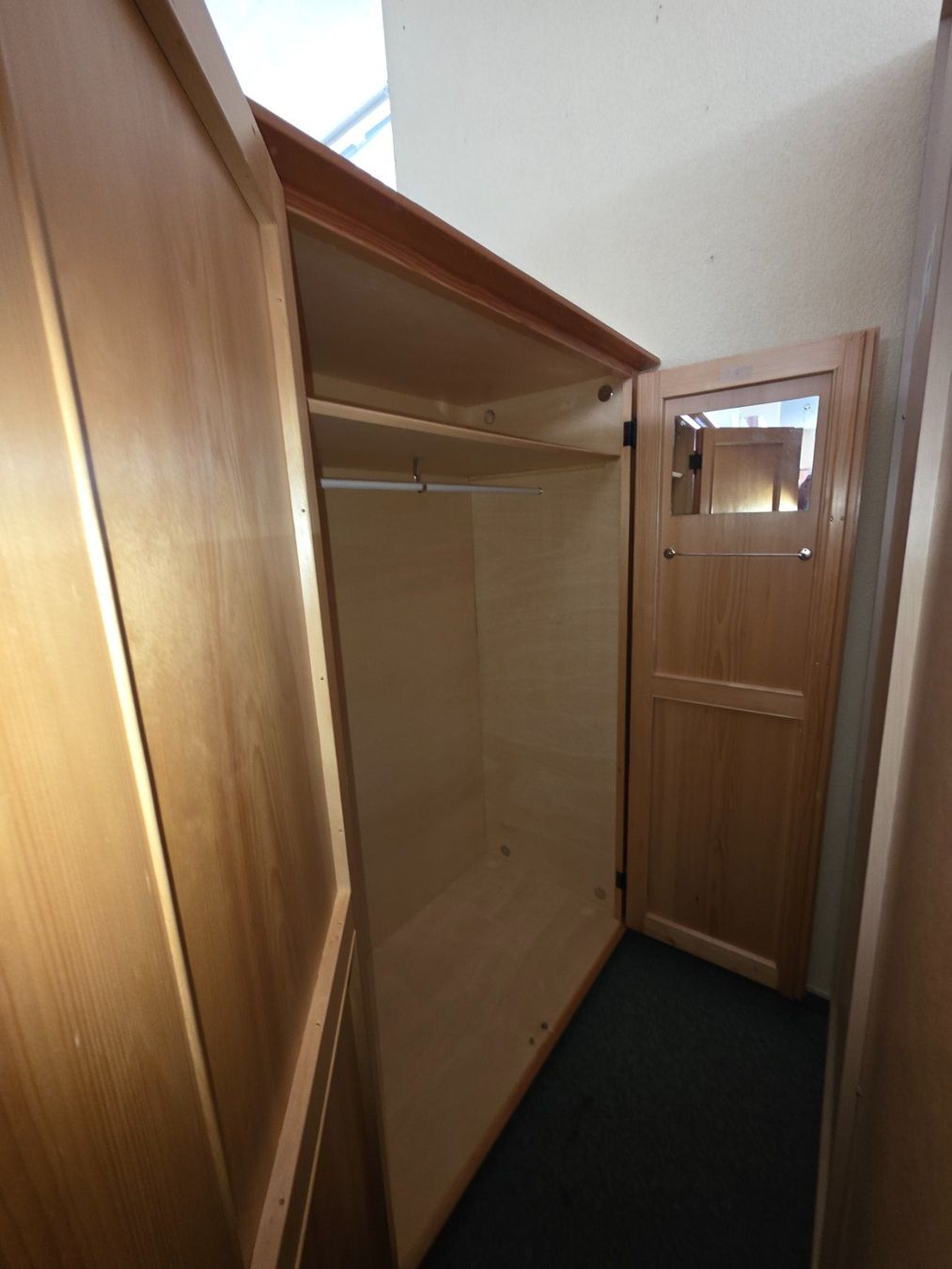 Armadi: Grosser Kleiderschrank in Holzoptik – Usato da Zofingen venduto da BerchtoldBrocki 2