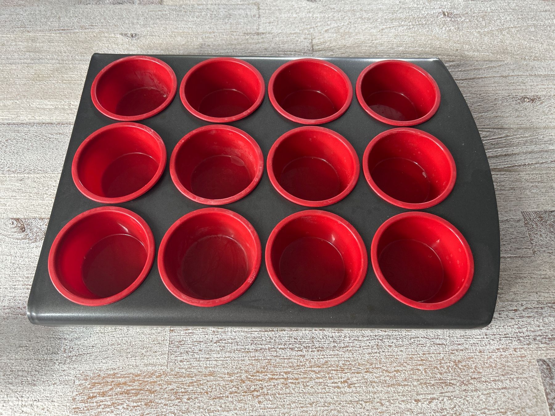 Migros Teglie da forno: Muffin Backform mit 11 Silikonförmchen – Usato da Bretzwil venduto da YSI20