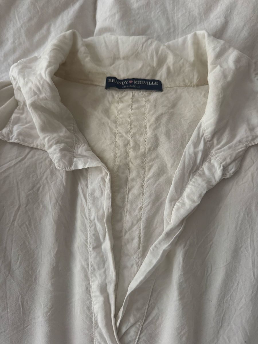 Brandy Melville Blusen: Chemisier Brandy Melville blanc noué devant – Gebraucht aus Genève von lejardindesvetements 2