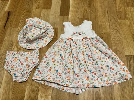 Kleid mit Hose und Hut Blumenmuster Grösse 86