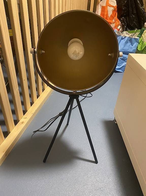 Lampade: Lampe  funktioniert, ein Bein locker – Difettoso da Emmenbrücke venduto da Nutzer_64 2