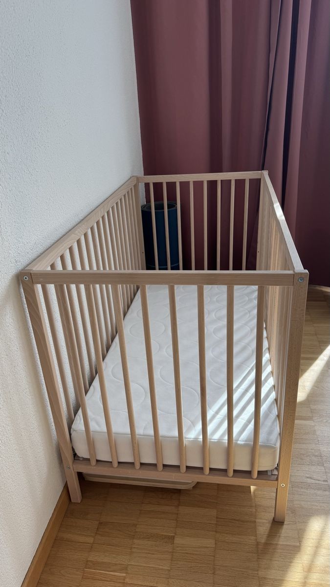Lits: Kinderbett Holz hell mit Matratze  – D'occasion à Schlieren par and_z8fb 1