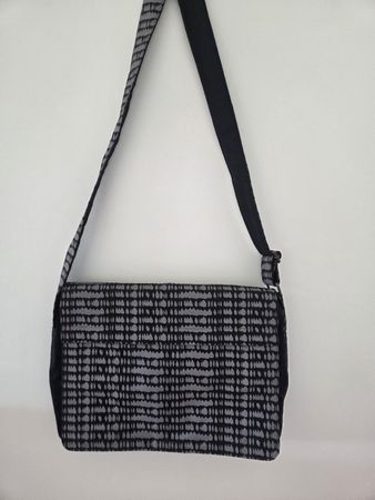 Umhängetasche unisexschwarz, graues Muster, Schultergurt