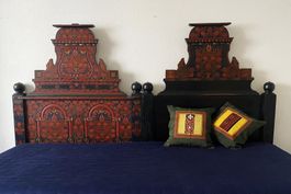 Rare lit hongrois sculpté et peint, art populaire magyar.