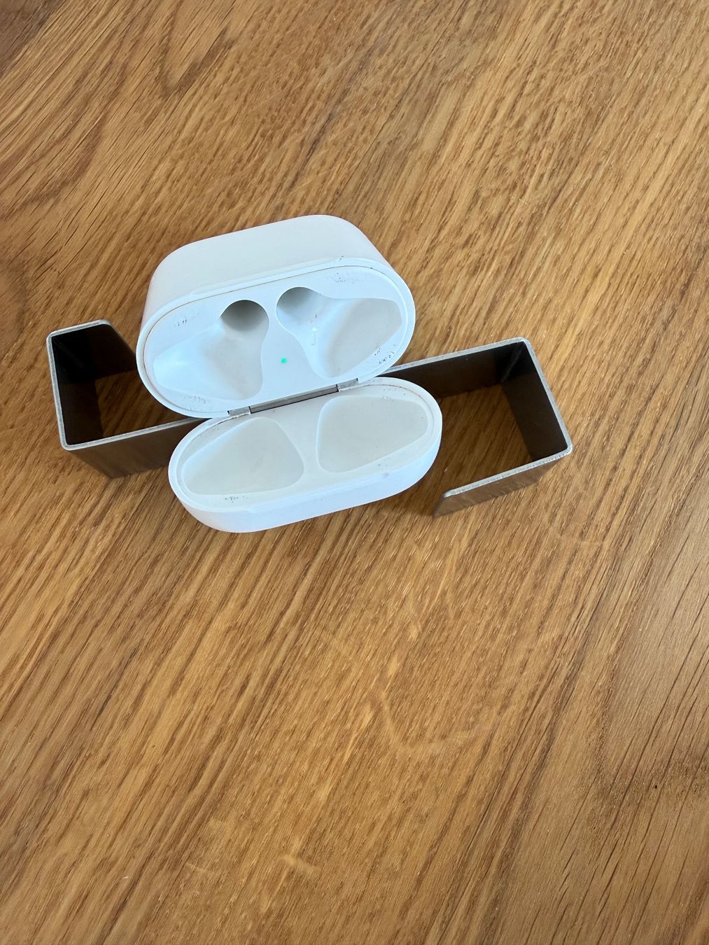 Apple Cuffie: APPLE AirPods 2 Charging Case – Usato da Lausanne venduto da Nine1982 2