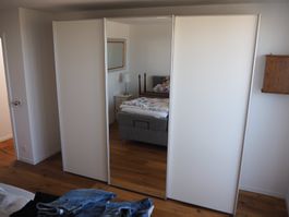 Grosser und schöner Kleiderschrank / Schwebetüreschrank