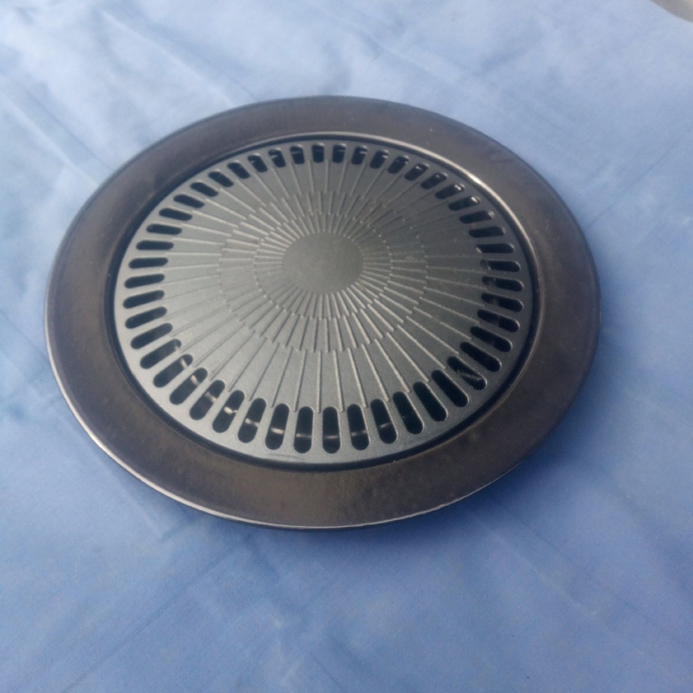 Servierplatten: Grillplatte für Gaskocher, 30 cm – Gebraucht aus Luzern von toenu23