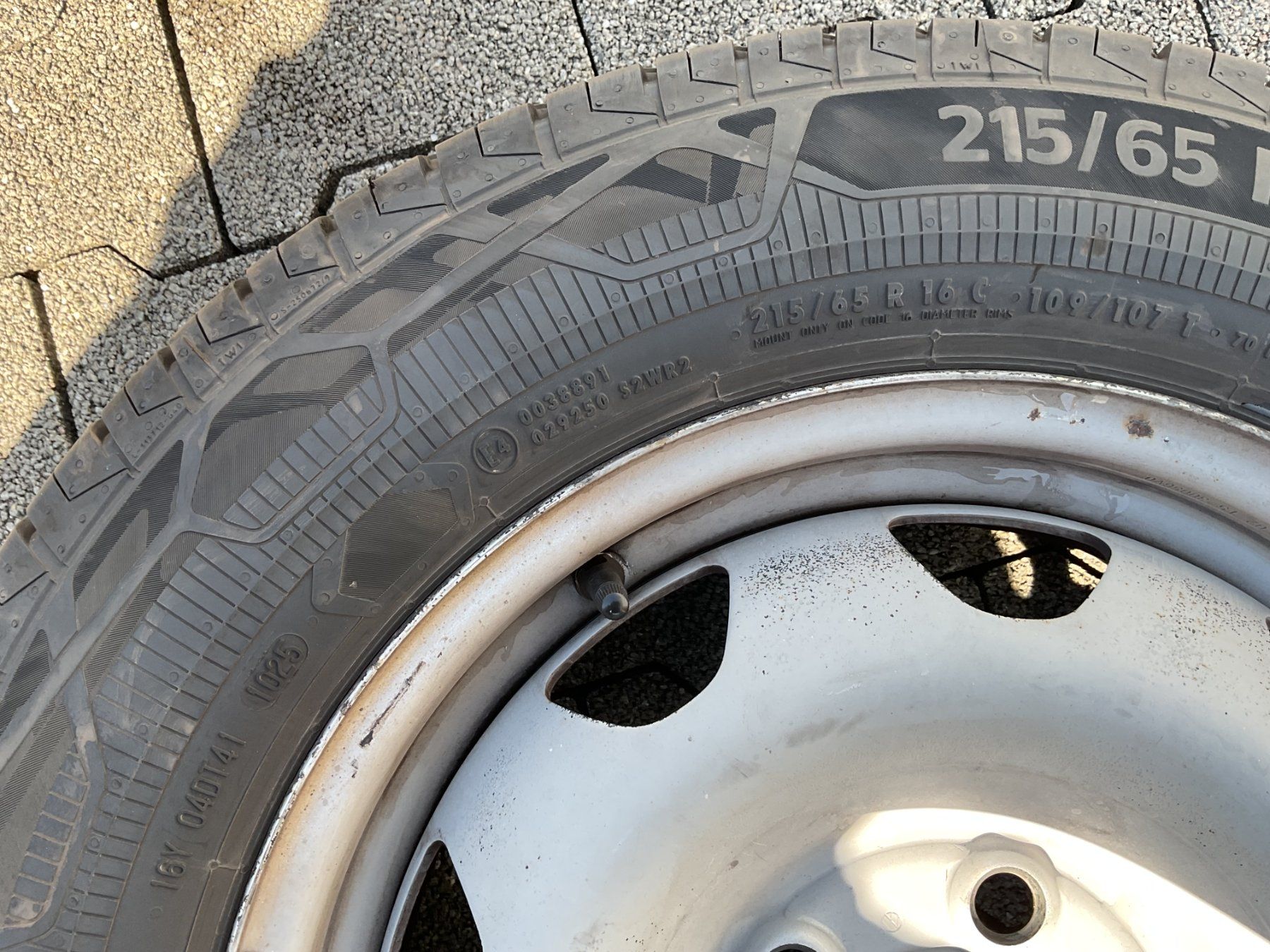 Continental Pneus & Roues: VW T5 Stahlfelgen mit neuwertigen Pneus – D'occasion à Kaltbrunn par KEPE_57 6