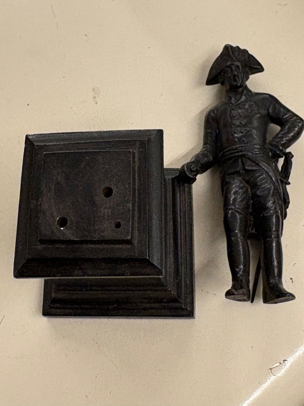 Case e mobili per bambole: Puppenhaus oder Sammlerstück - Säule mit Figur - 13 cm hoch – Usato da Pratteln venduto da Dollshop