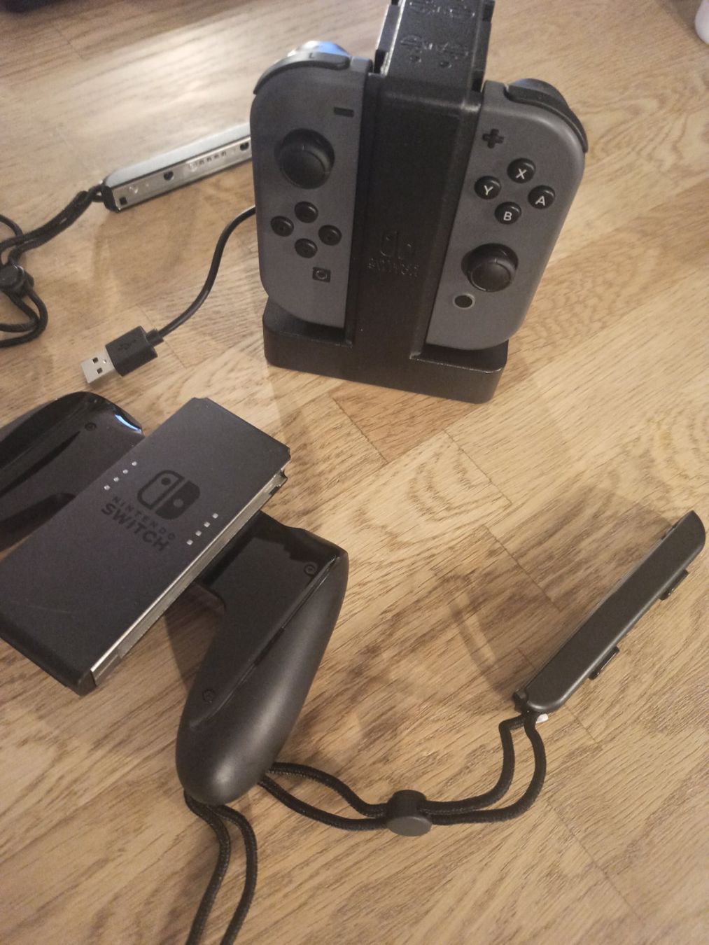 Nintendo Controller: Original Nintendo Switch Joy-Con Set - Ladestation -Grip NSW – Usato da Oberweningen venduto da mar_87mx 1