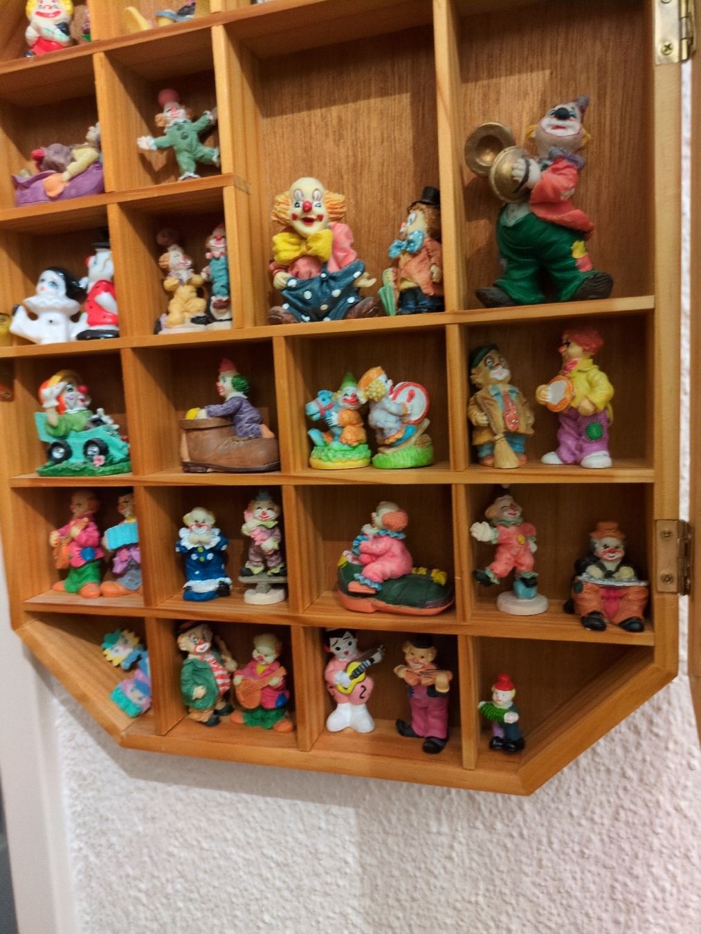 Vetrine: Holz-Vitrine \ Setzkasten mit Clown Sammlung – Usato da Meilen venduto da Frensch7 2