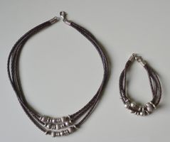 Lederhalskette und Lederarmband mit Silberelementen