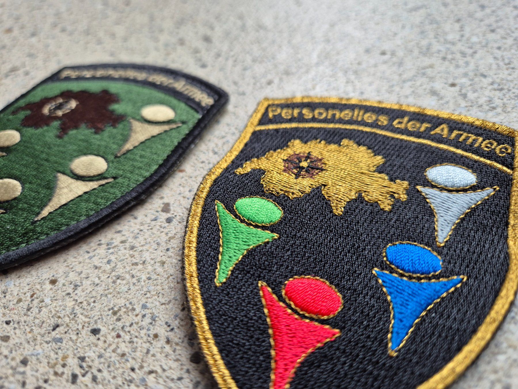 Schweizer Armee Placchette & Badge: *** Badge Set Personelles der Armee mit klett *** – Nuovo e nell'imballaggio originale da Riedholz venduto da fr_sIruP 1