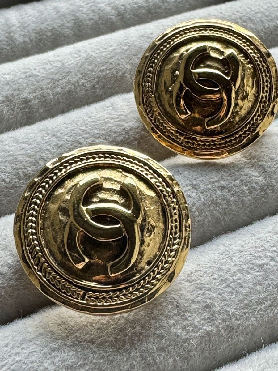 Chanel Ohrringe & -stecker: Chanel Gold CC Ohrclips Vintage – Gebraucht aus Kriens von hannaandkiko 7