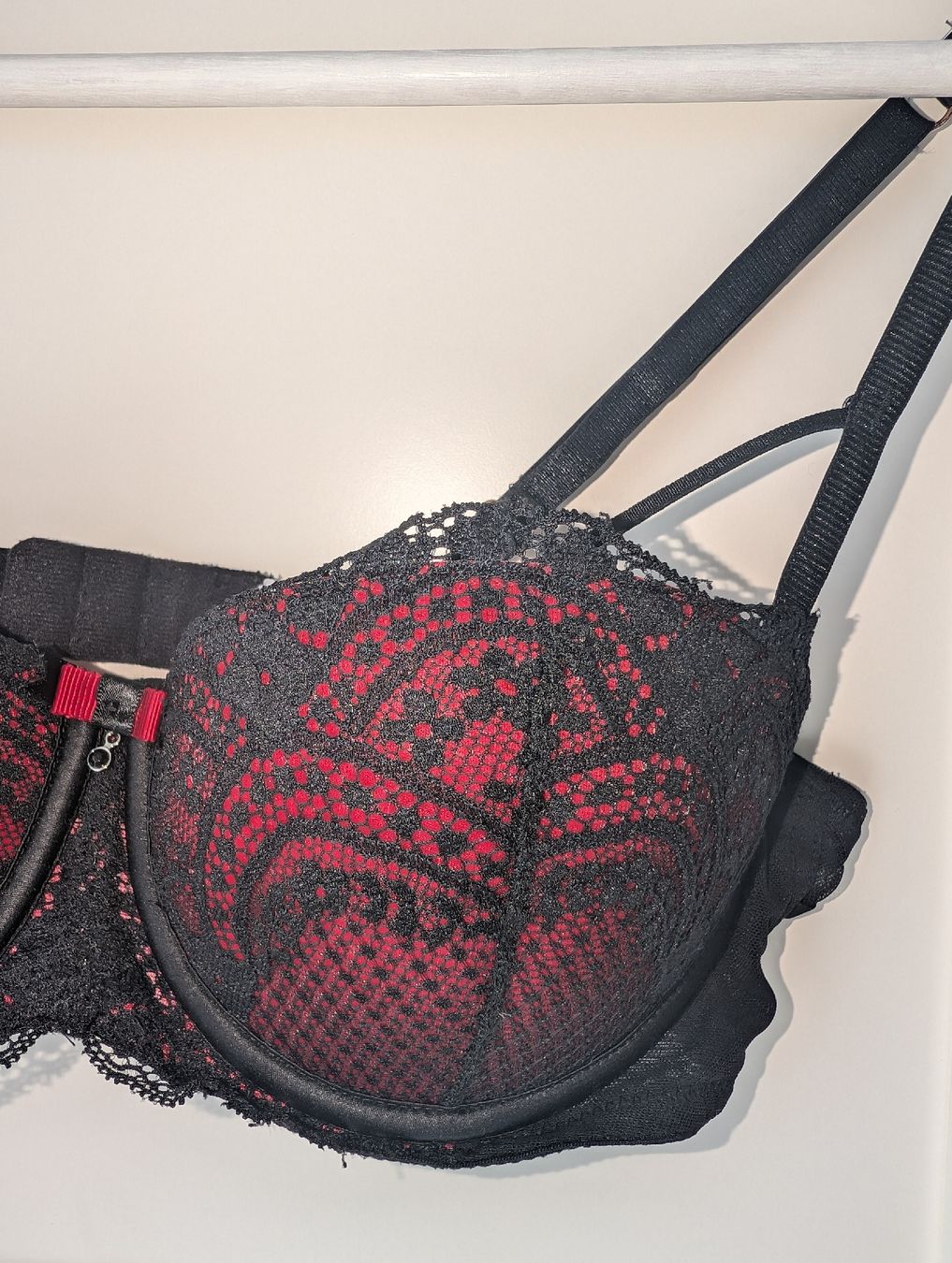 C&A Sonstige Unterwäsche: Spitzen BH schwarz/rot Gr.75B – Gebraucht aus Alberswil von __colafroeschli__ 1