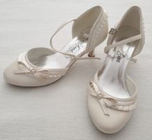 Weisse Pumps / Brautschuhe von Rose Scent