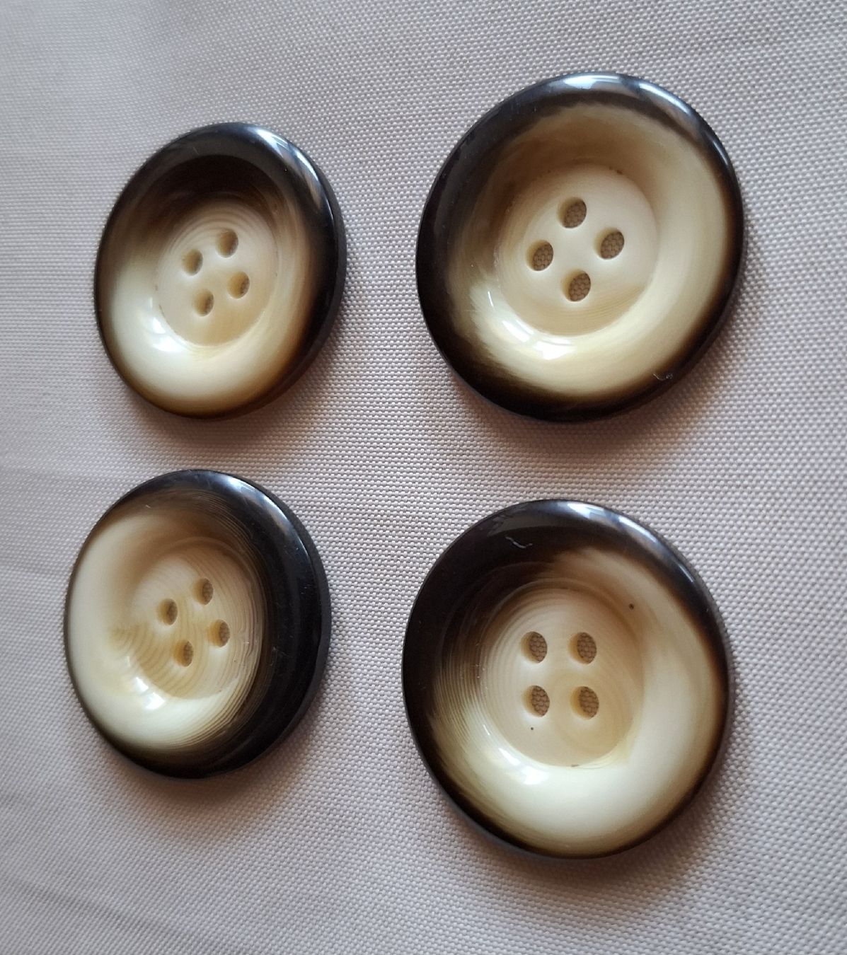 Bottoni: 4 Stück Knöpfe beige-braun, 35 mm. – Usato da Dietikon venduto da Hirschkopf 1
