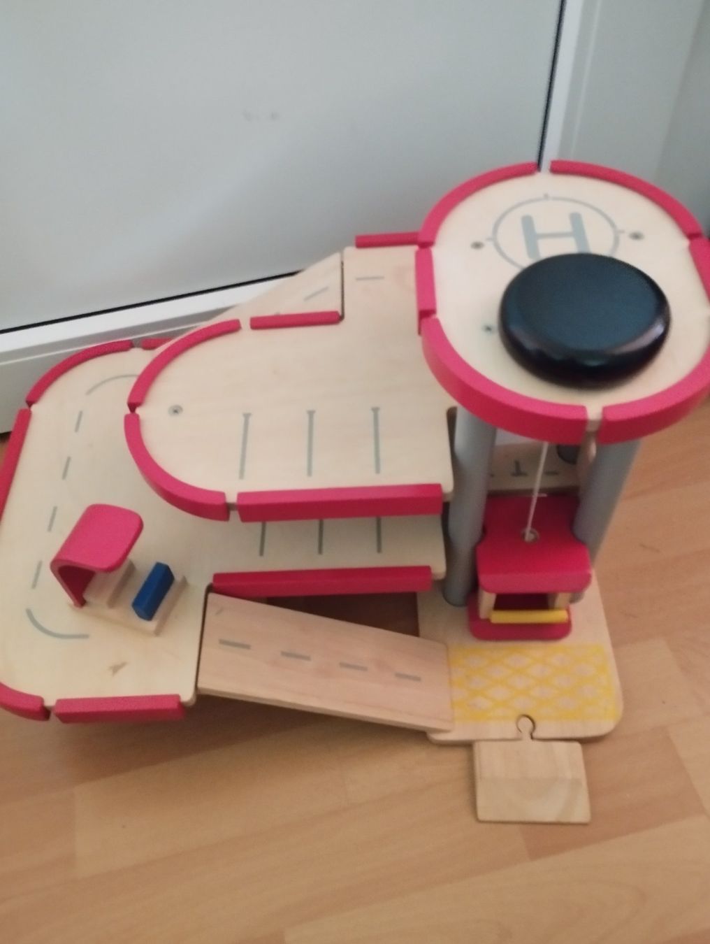 Jouets: Holz Autogarage – D'occasion à Niedergesteln par Dekoat
