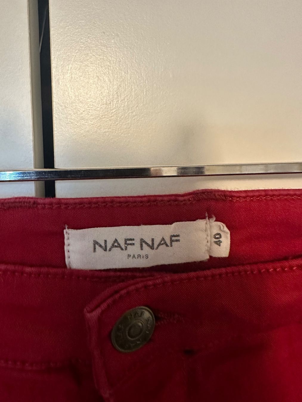 Nafnaf Pantaloni: Rote Stoffhose von Naf Naf, Grösse 40 – Usato da Schaan venduto da Hermine2018 1