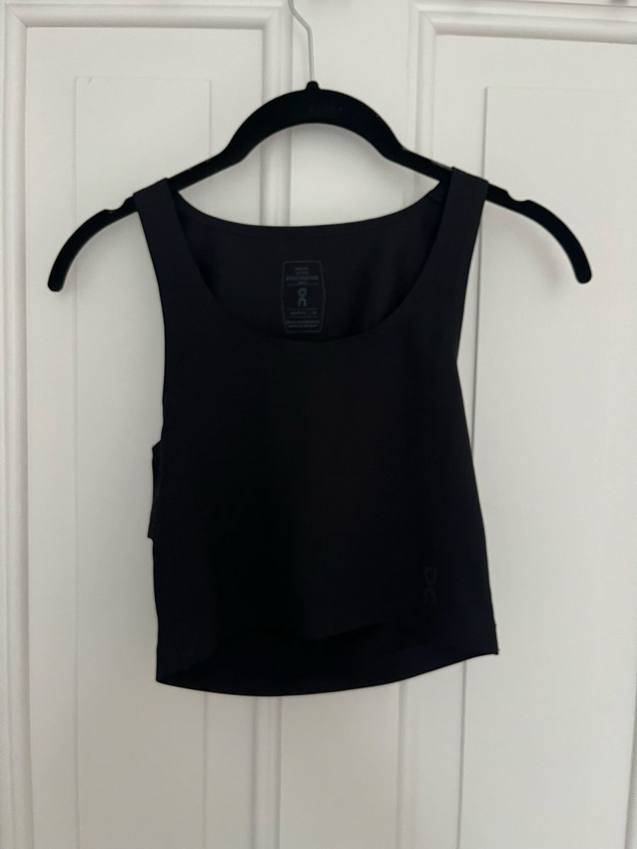 Tops: On Running Crop Top Black Size XS – Gebraucht aus Zürich von jul_855n