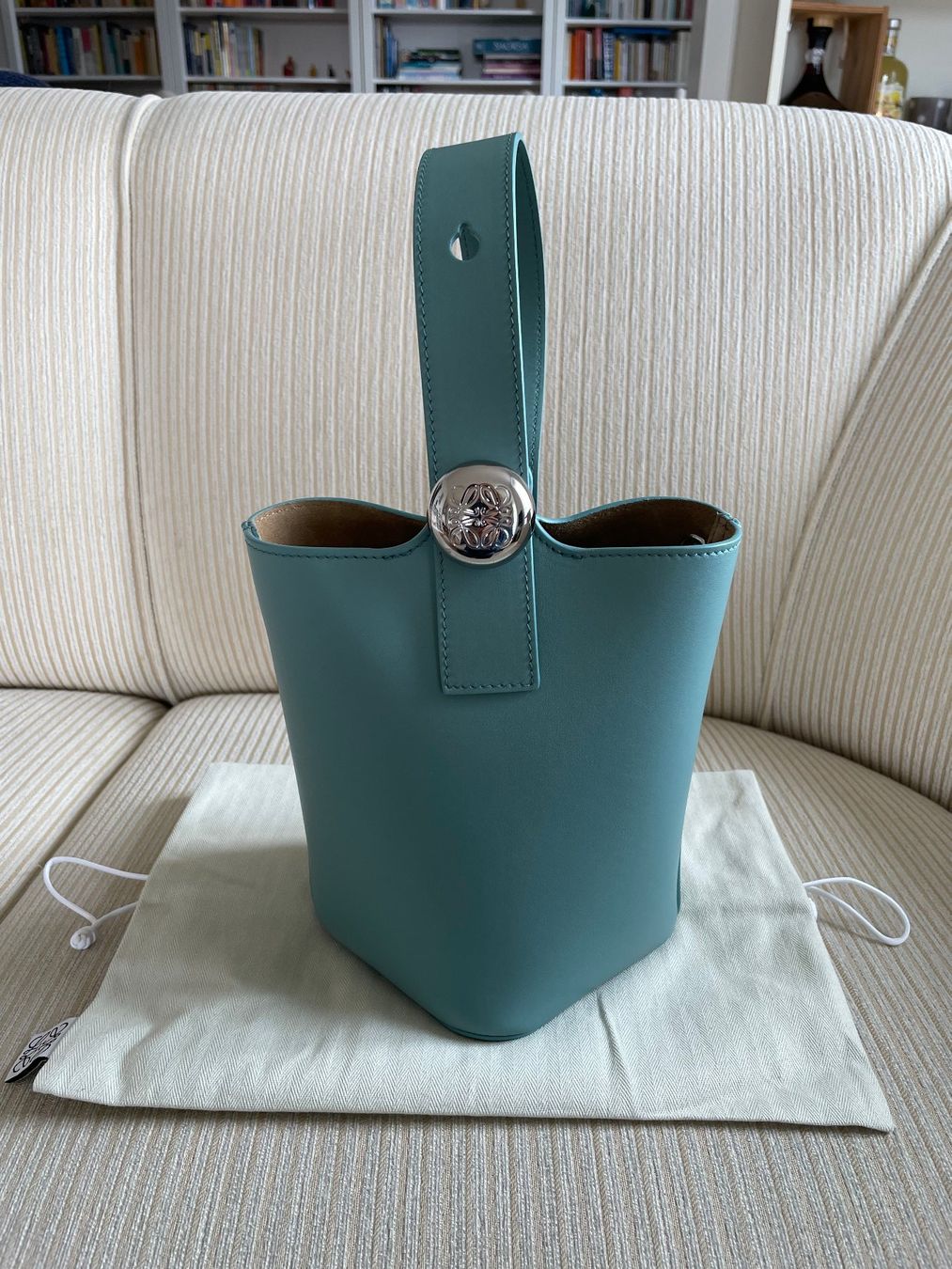 Loewe Taschen für Damen: LOEWE PEBBLE BUCKET MINI (WATER) – Neu (gemäss Beschreibung) aus Zürich von  6