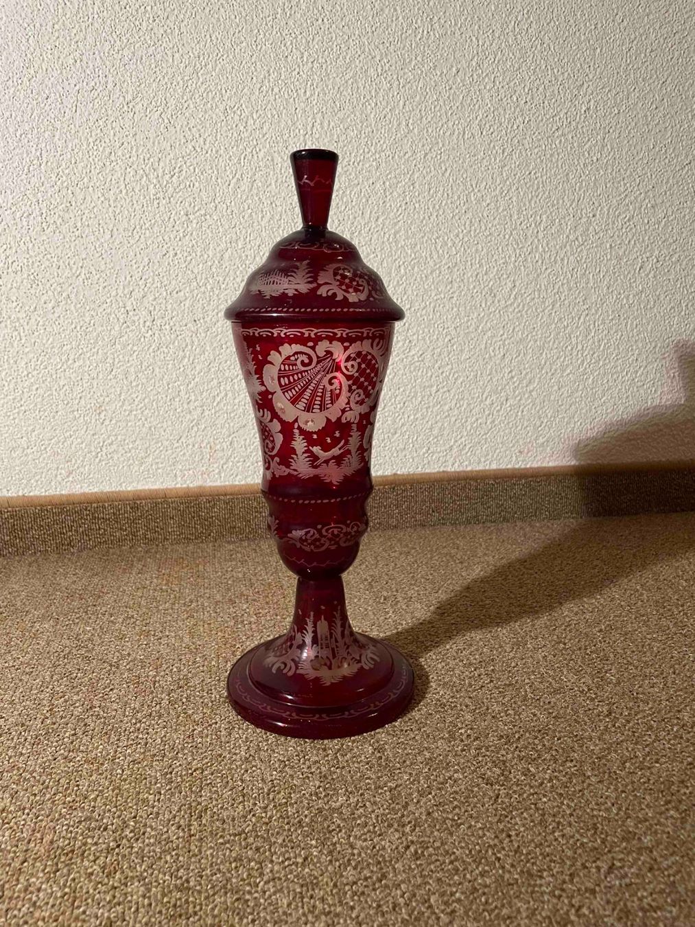 Vasi & Recipienti: Original Böhmisches Glas - Deckelvasen, rot – Usato da Aarau venduto da pokern