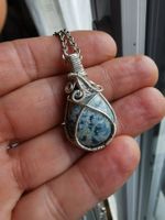 Silberdrahtgewickelter Blaues Opal Anhänger mit Silber Kette