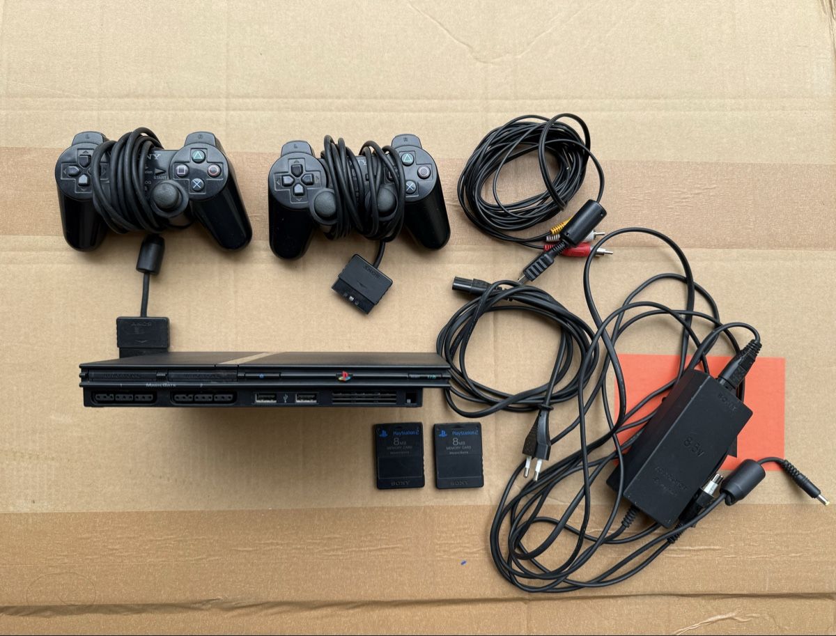 Sony Consoles: PlayStation 2 Set Konsole + 2 Controller + 18 Spiele – D'occasion à Biel/Bienne par theracinghouse-53