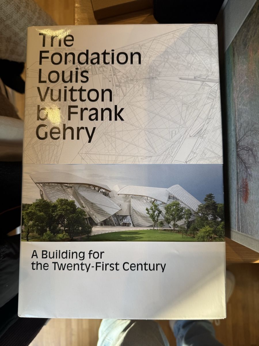 Libri: Louis Vuitton Foundation by Frank Gehry Architecture Book – Usato da zuerich venduto da Thorleif_Tvricvm