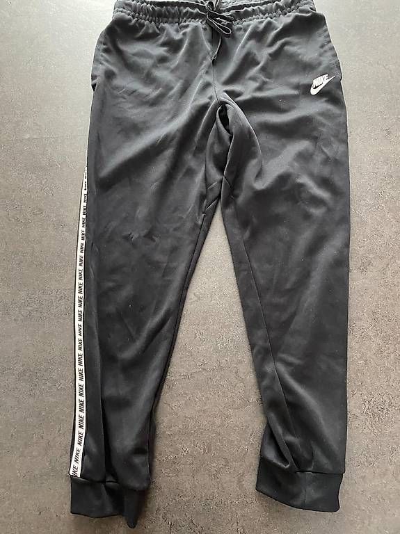 Pantalons: Nike Trainingshose Grösse M – D'occasion à Nottwil par mit_7x97