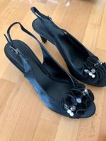 Schuhe mit Strasssteinchen