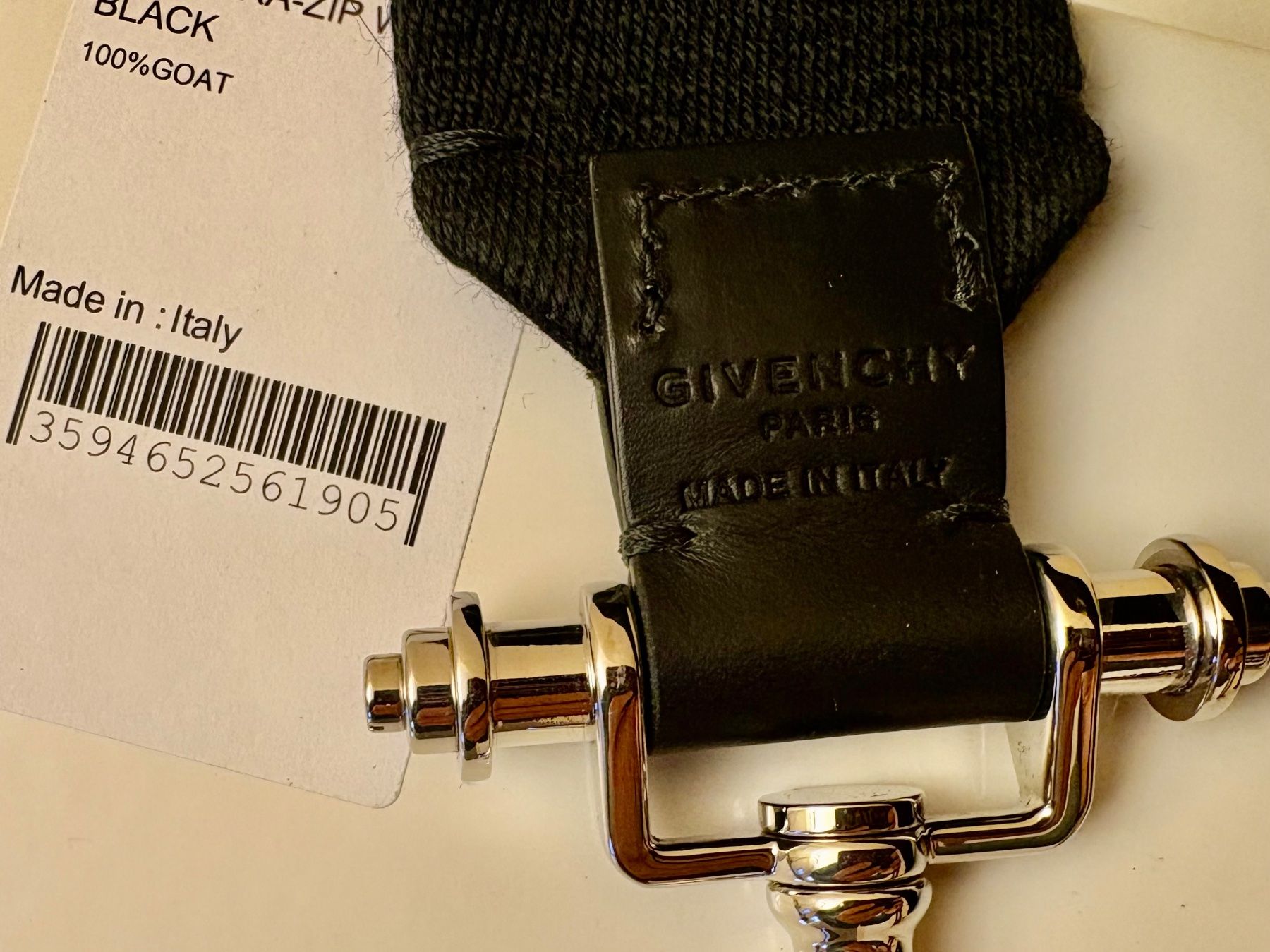 Givenchy Portachiavi: PORTE-CLE GIVENCHY - NEUF 100% AUTHENTIQUE – Nuovo e nell'imballaggio originale da Morges venduto da Bubblecut 1