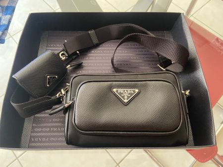 Sacoche Prada noir élégant et pratique avec porte-clés