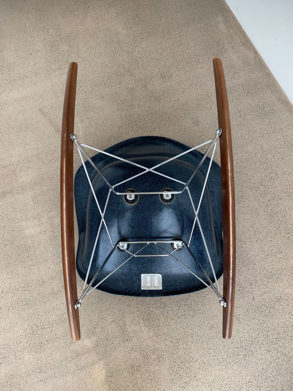 Eames Sedie: Original Eames Rocking Chair Herman Miller Dunkelblau 1964 – Usato da Edlibach venduto da second_hand 6