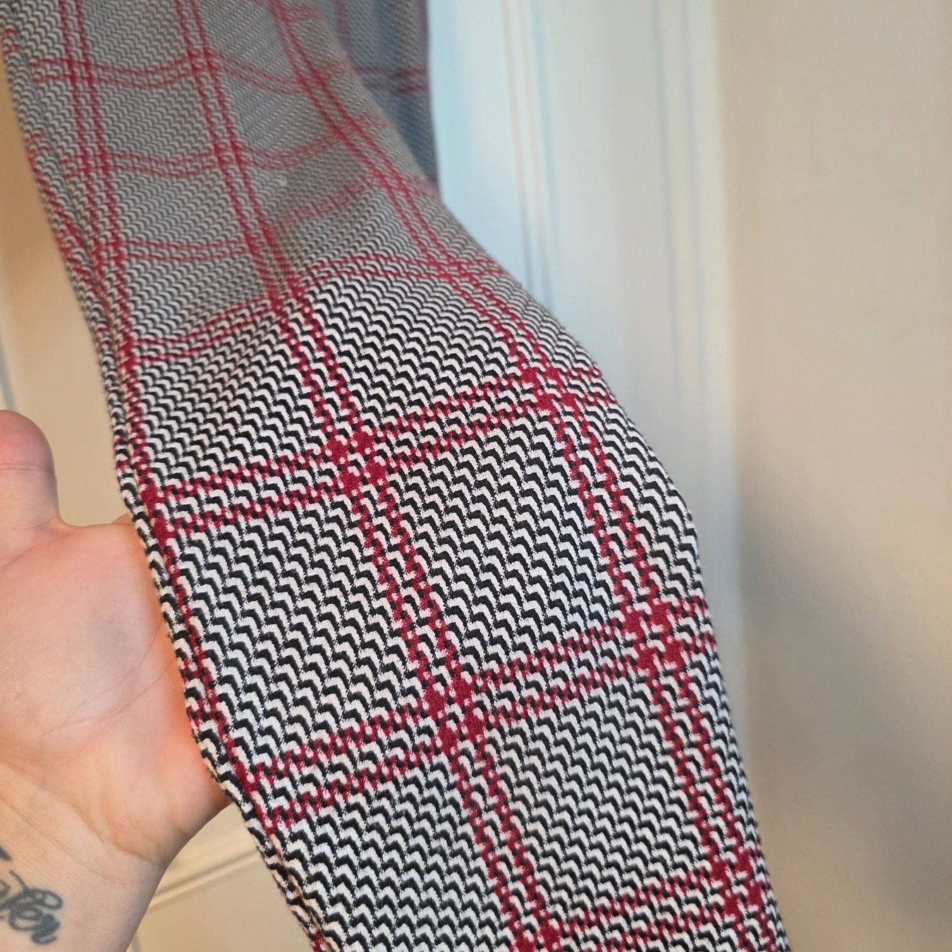Stradivarius Hosen: Stradivarius Karohose Gr. 36/S Rot-Grau – Gebraucht aus Wald ZH von CapLux 1