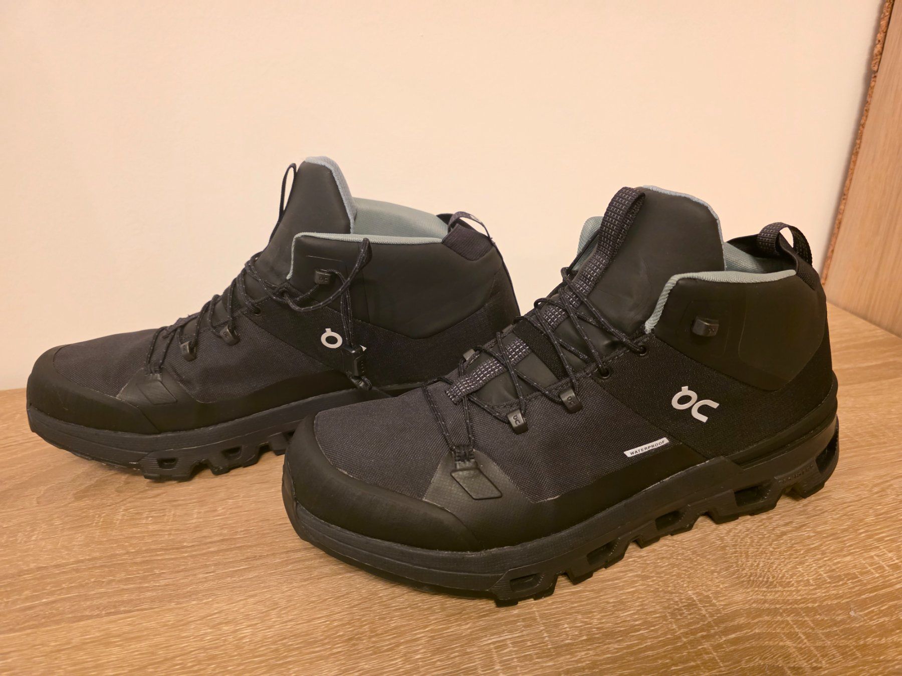 On Scarpe da uomo: On Cloud Hi Waterproof Herren, Gr. 44.5, Schwarz – Nuovo (secondo la descrizione) da Kreuzlingen venduto da Turbothom81