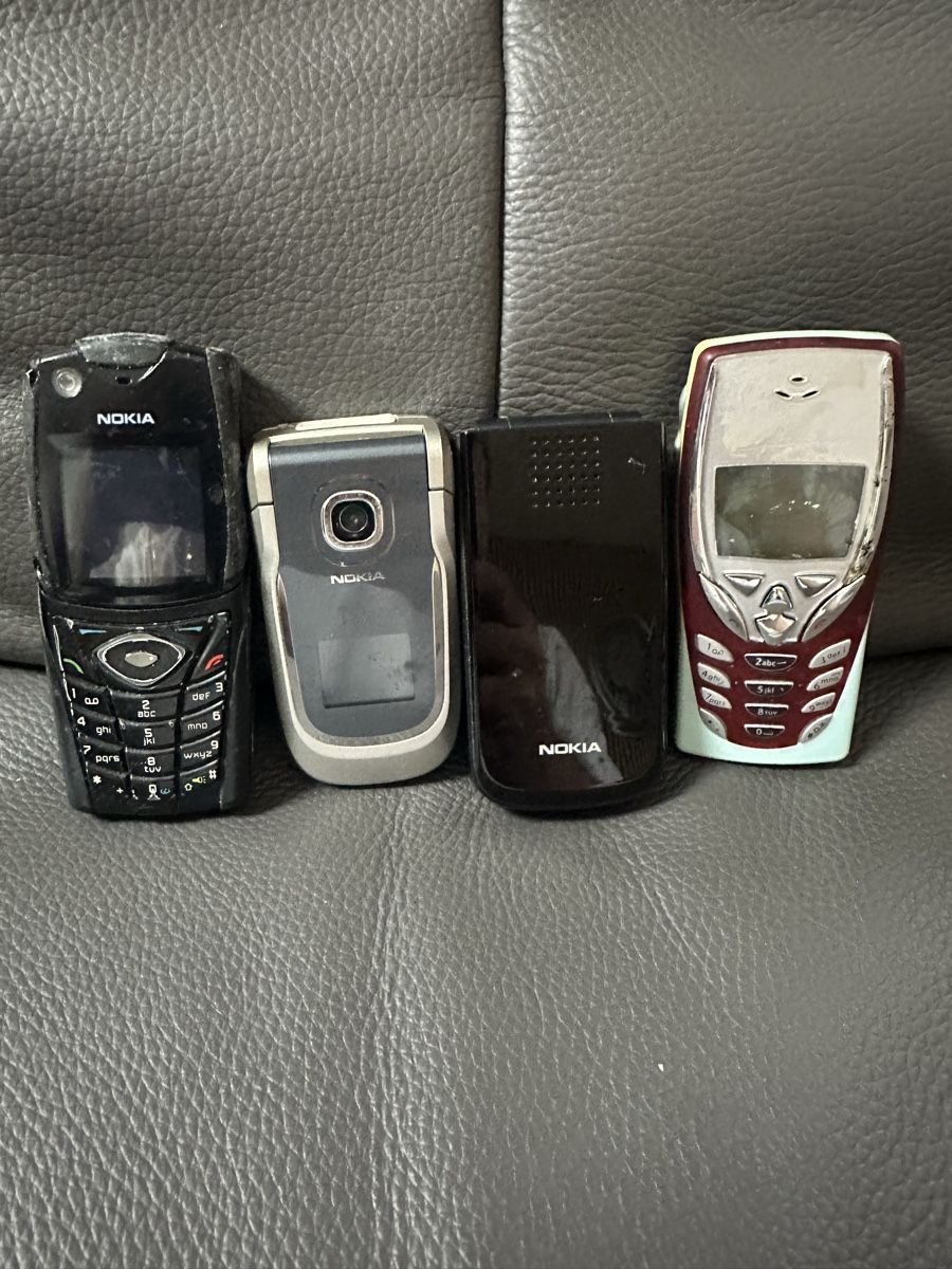 Nokia Telefoni cellulari / Smartphones: Nokia Handy Konvolut – Difettoso da Heerbrugg venduto da Amazon38