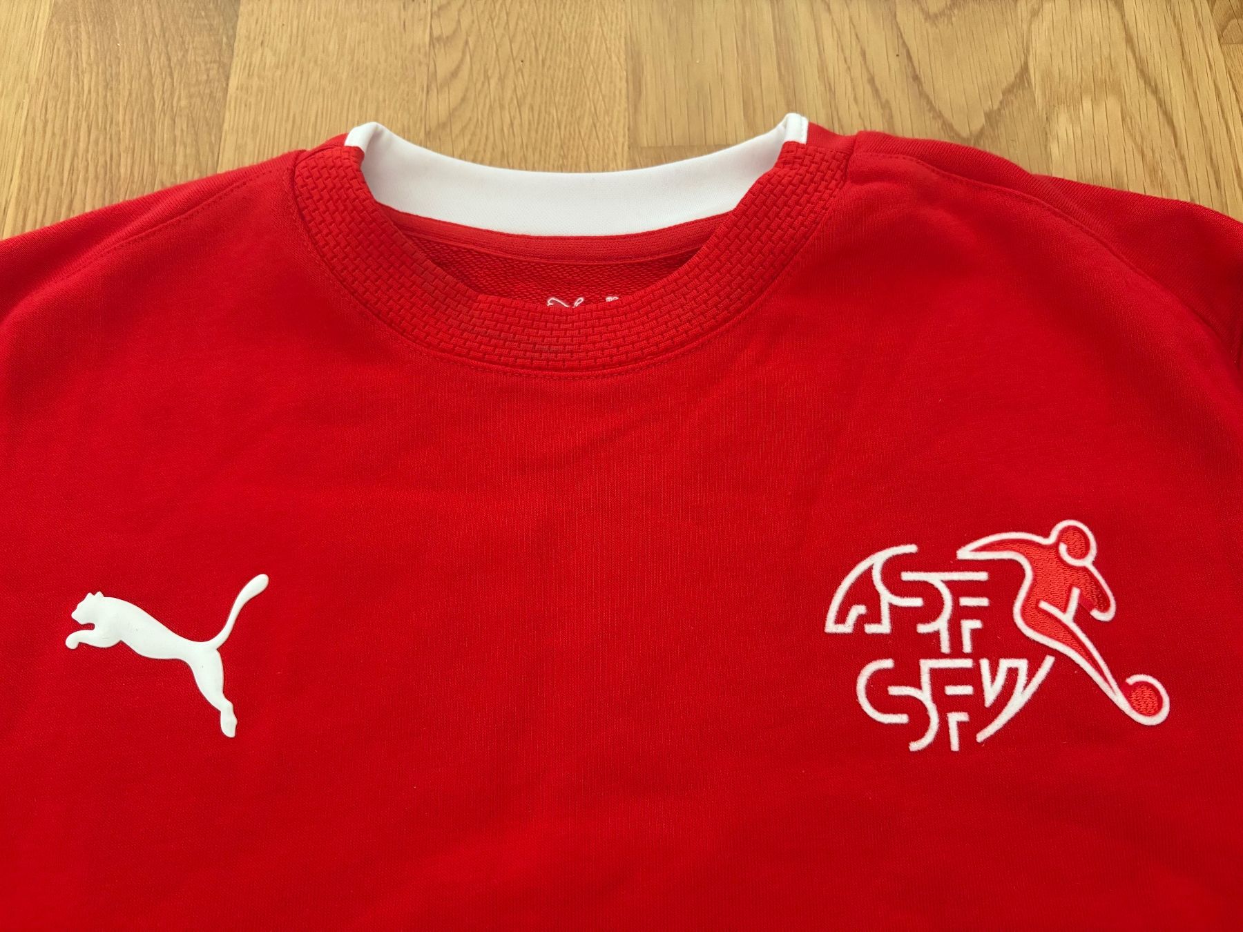 Schweizer Nati Canottiere & Pantaloni: ORIGINAL SCHWEIZ NATI PULLOVER NEU PUMA L GRATIS VERSAND – Nuovo e nell'imballaggio originale da Zürich venduto da TRIKOTKAISER 1