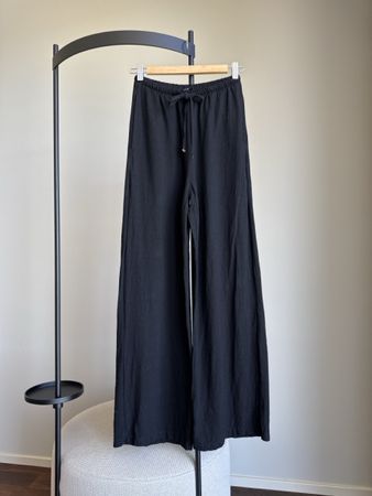 Schwarze Sommerhose Gr. 34/S - ideal für warme Tage!
