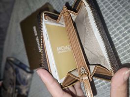 Porte-monnaie Michael Kors zippé - Élégant et pratique!