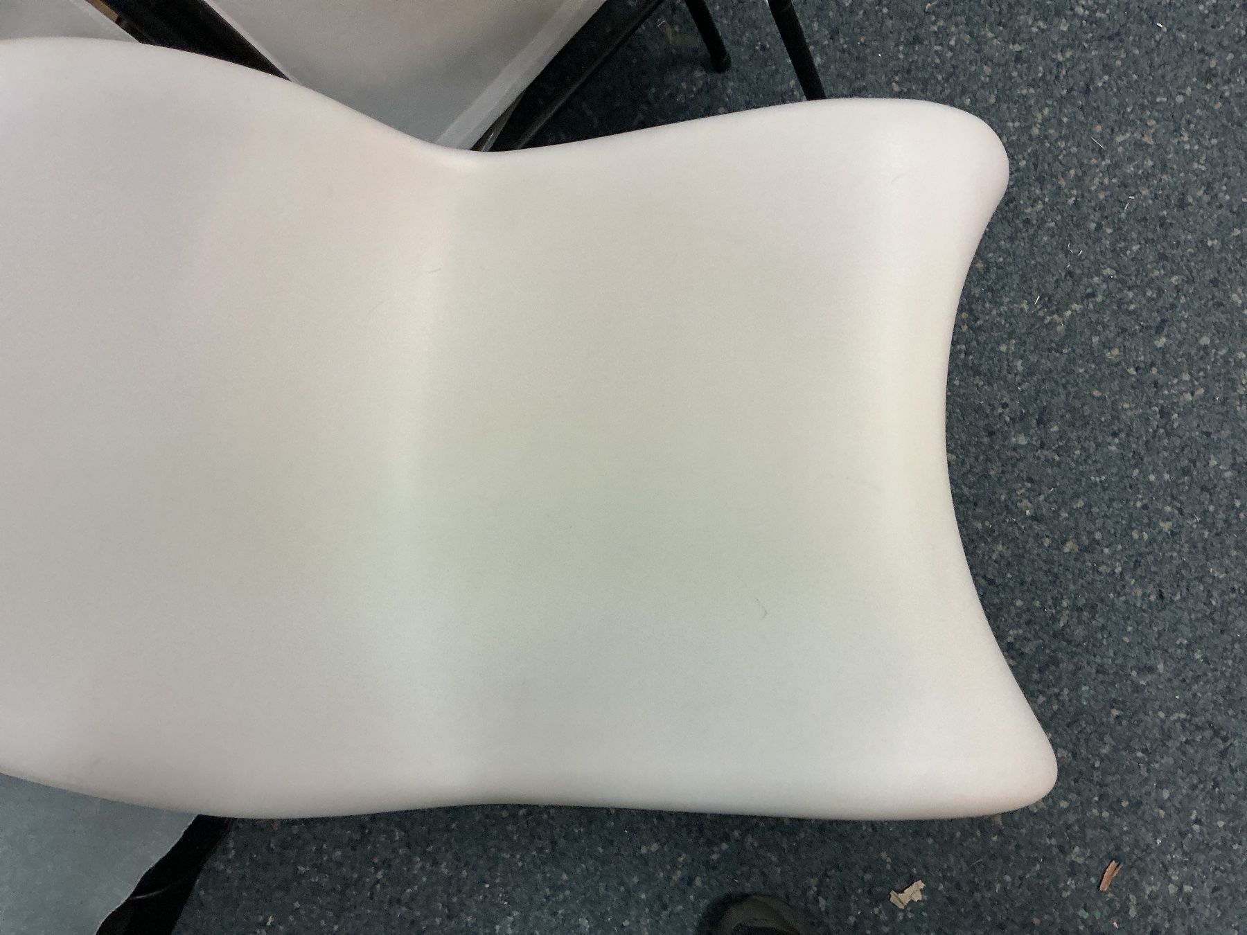 Sedie: Weisser Schalenstuhl von vitra – Usato da Bern venduto da vielerart 2