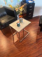 2 Lounge Sessel und Kaffeetisch