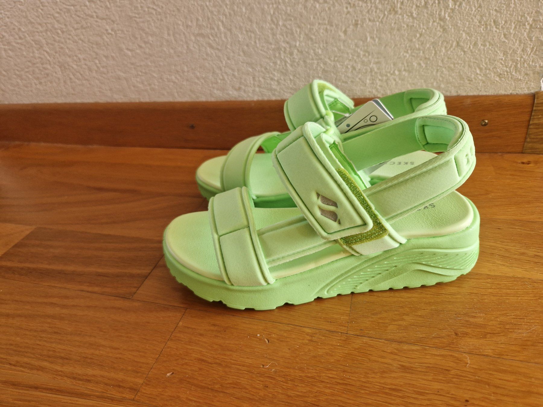 Skechers Schuhe für Mädchen: Neu Skechers Sandalen, Gr. 35 – Neu (gemäss Beschreibung) aus Buchs Sg von Valedi 2